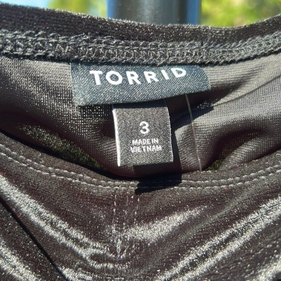 ~e New Torrid shirred off the shoulder top - Picture 5 of 7